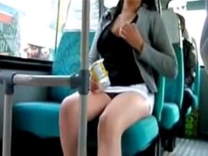 A Mostrar Mamas No Autocarro, A Miúda Amadora A Aparecer No Vídeo Do Autocarro. Uma Rapariga Maluca Está Com O Namorado A Gravar No Autocarro. Esta Rapariga Está A Mostrar O Corpo A Toda A Gente. Ver Mais Ao Ar Livre Porn