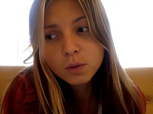 Gina Gerson - Il mio primo passo audace nel mondo del porno amatoriale! Goditi l'autentica azione in solitaria con questa splendida pornostar. Preparati per un'avventura selvaggia!