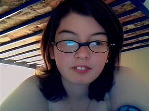 Orgasmo femminile - Nerd schizza e inonda le lenzuola in cam