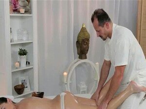 Morena Do Rabo Quente Obtém O óleo De Massagem Em Uma Tabela Porn