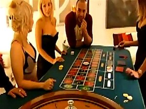 As Mulheres Loiras De Busty Divertem-se E Jogam Casino Com Homens Porn